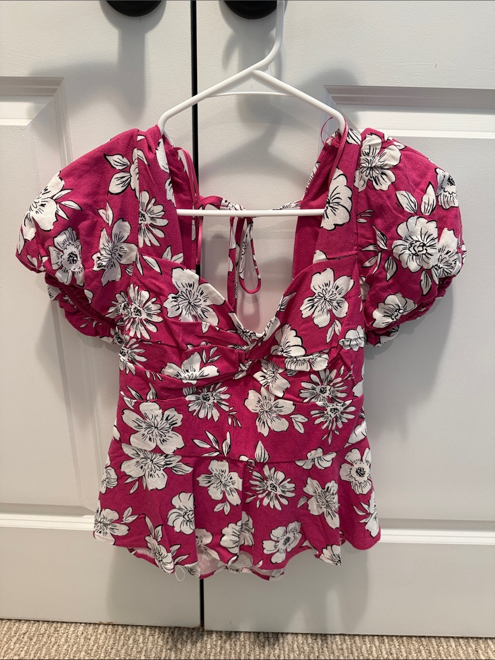 Francesca’s Floral Puff-Sleeve V-Neck Top in Fuchsia